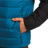 Hand in der Tasche einer blauen Steppjacke
