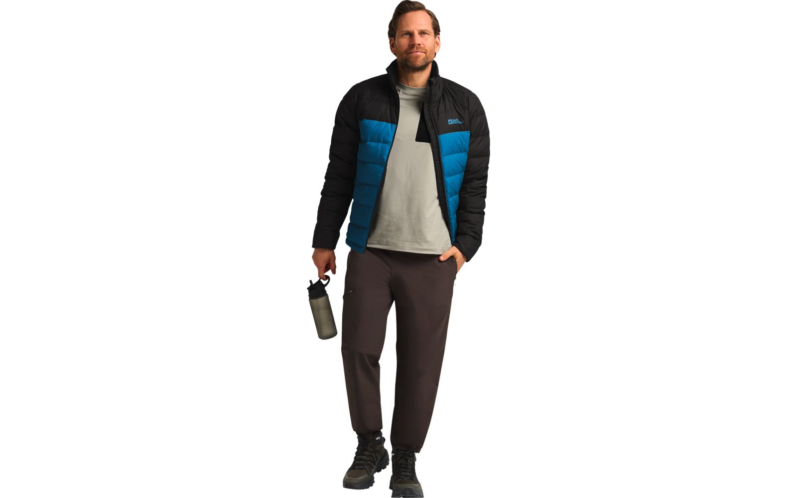 Mann mit Jacke, hellem T-Shirt und dunkler Hose stehend