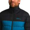 Mann mit kurzem Bart trägt eine blau-schwarze gesteppte Jacke mit Stehkragen