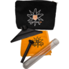 Schwarze Stofftasche mit Stern-Logo, orangener Notizblock mit Logo, schwarzer Stift und ein durchsichtiger Stiftbehälter auf weißem Hintergrund