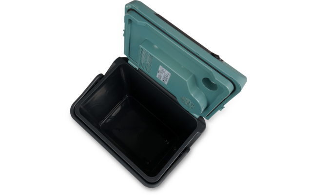 Aufgeklappte türkisfarbene Kunststoffbox mit schwarzem Innenraum, Griff und Etikett auf dem Deckel