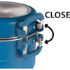 Blauer Kochtopf mit verschlossenem Verschlussclip und dem Wort CLOSE
