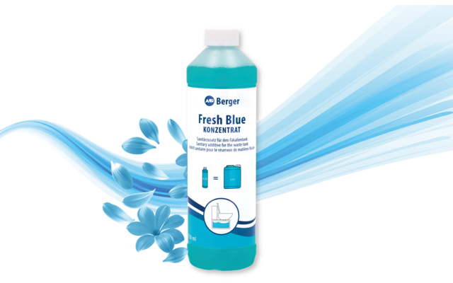 Plastikflasche mit türkisfarbener Flüssigkeit und weißem Schraubverschluss, Etikett mit dem Text 'Berger Fresh Blue KONZENTRAT', vor blau geschwungenen Linien und blauen Blüten