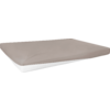 Rechthoekig matras met een beige hoeslaken en een witte geribbelde onderkant op een witte achtergrond