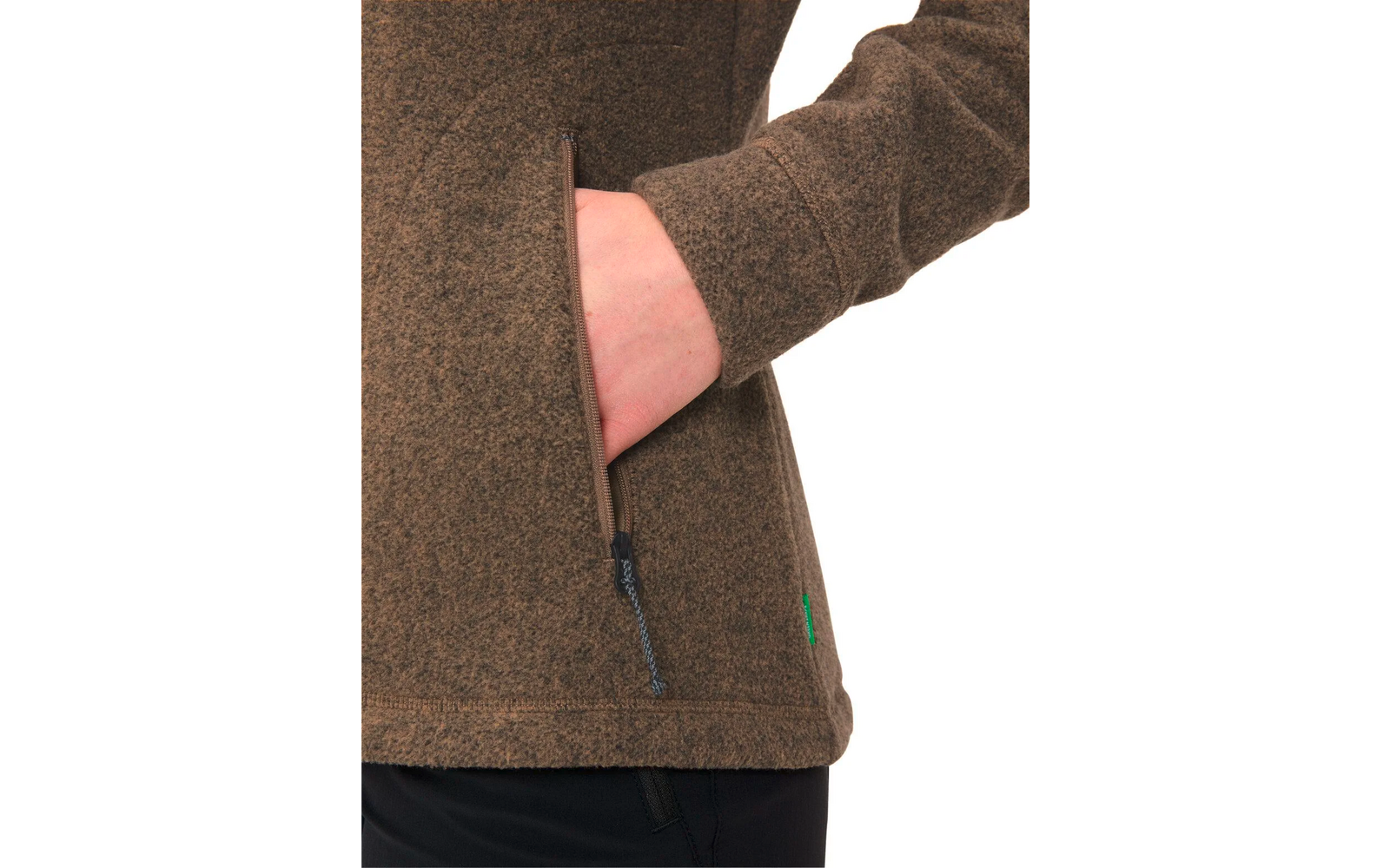 Person trägt eine braune Jacke, eine Hand steckt in einer seitlichen Reißverschlusstasche