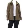 Person trägt eine braune Fleecejacke über einem weißen Oberteil und schwarzen Hosen