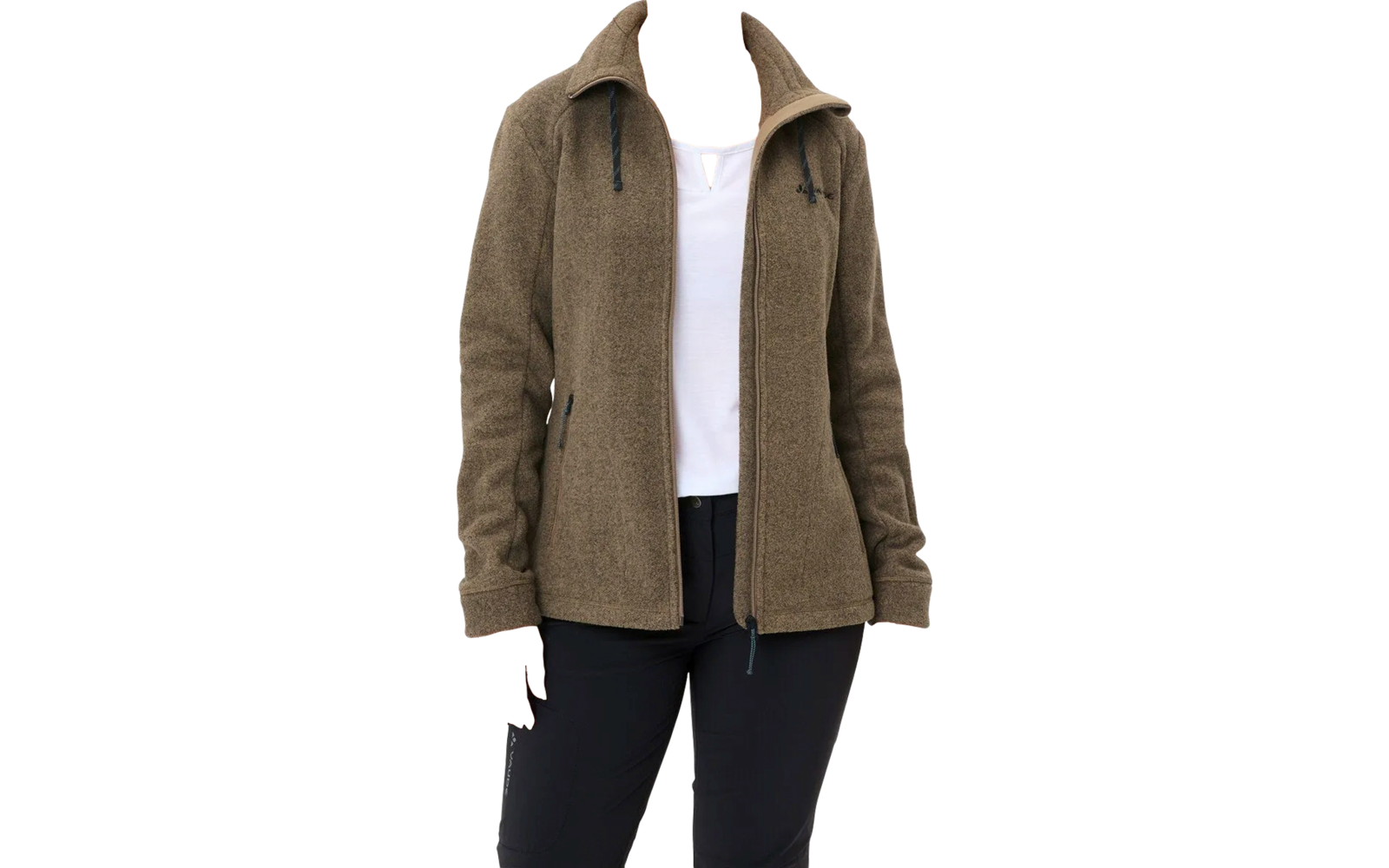 Person trägt eine braune Fleecejacke über einem weißen Oberteil und schwarzen Hosen