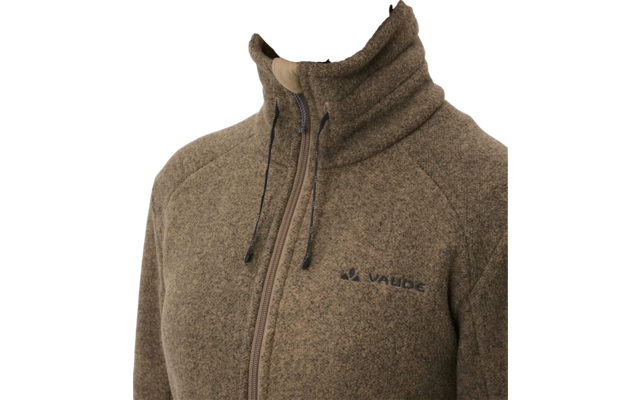 Brauner Pullover mit Reißverschluss und hohem Kragen, auf der linken Brust mit einem Logo