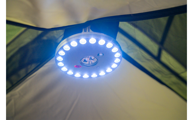 Rundes LED-Licht mit leuchtenden LEDs, befestigt an der Zeltdecke; grüne Innenzeltwände sichtbar