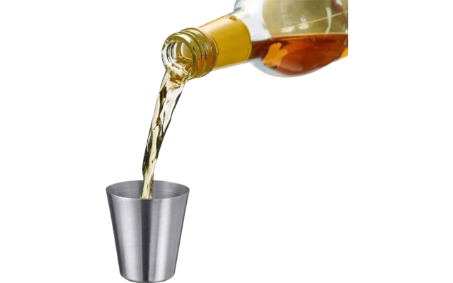 Bouteille verse un liquide brun doré dans un petit gobelet en métal
