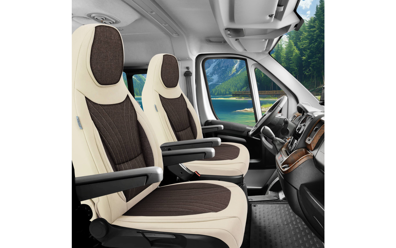Innenraum eines Fahrzeugs mit zwei hellen Polstersitzen mit dunklen Einsätzen und Armlehnen, Lenkrad, Armaturenbrett und Seitenfenster; draußen See, Berge und Bäume