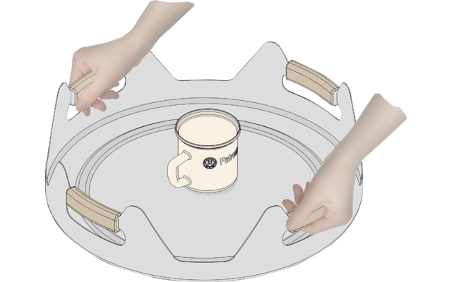 Rundes Metalltablett mit drei Holzgriffen, zwei Hände halten zwei Griffe, Becher mit Henkel in der Mitte