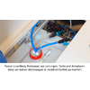 Scompartimento in legno aperto con un contenitore di plastica bianco con tappo a vite rosso, un tubo blu e un tubo bianco inseriti; tubo corrugato grigio, pinza con impugnature nero-blu, raccordi metallici e piccoli pezzi