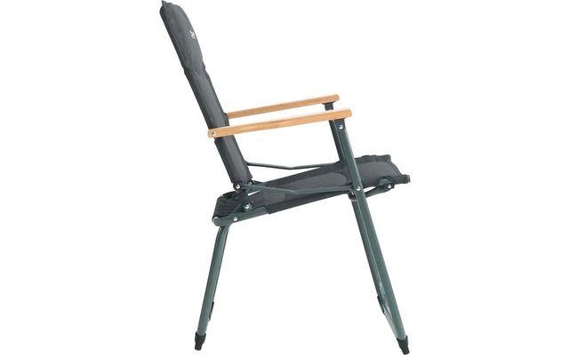 Seitenansicht eines grünen Klappstuhls mit Holzarmlehnen