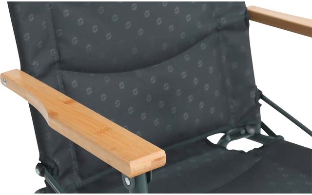 Ausschnitt eines schwarzen Klappstuhls mit hellen Holzarmlehnen