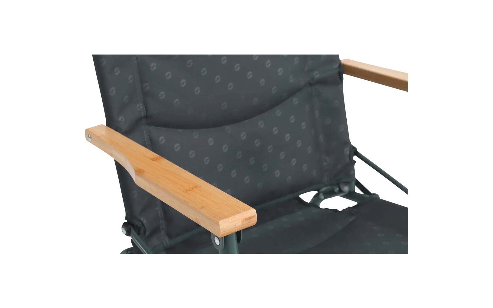 Ausschnitt eines schwarzen Klappstuhls mit hellen Holzarmlehnen