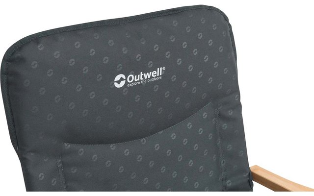 Nahaufnahme der Rückenlehne eines dunkelgrauen Stuhls mit einem Muster und dem Markenlogo Outwell