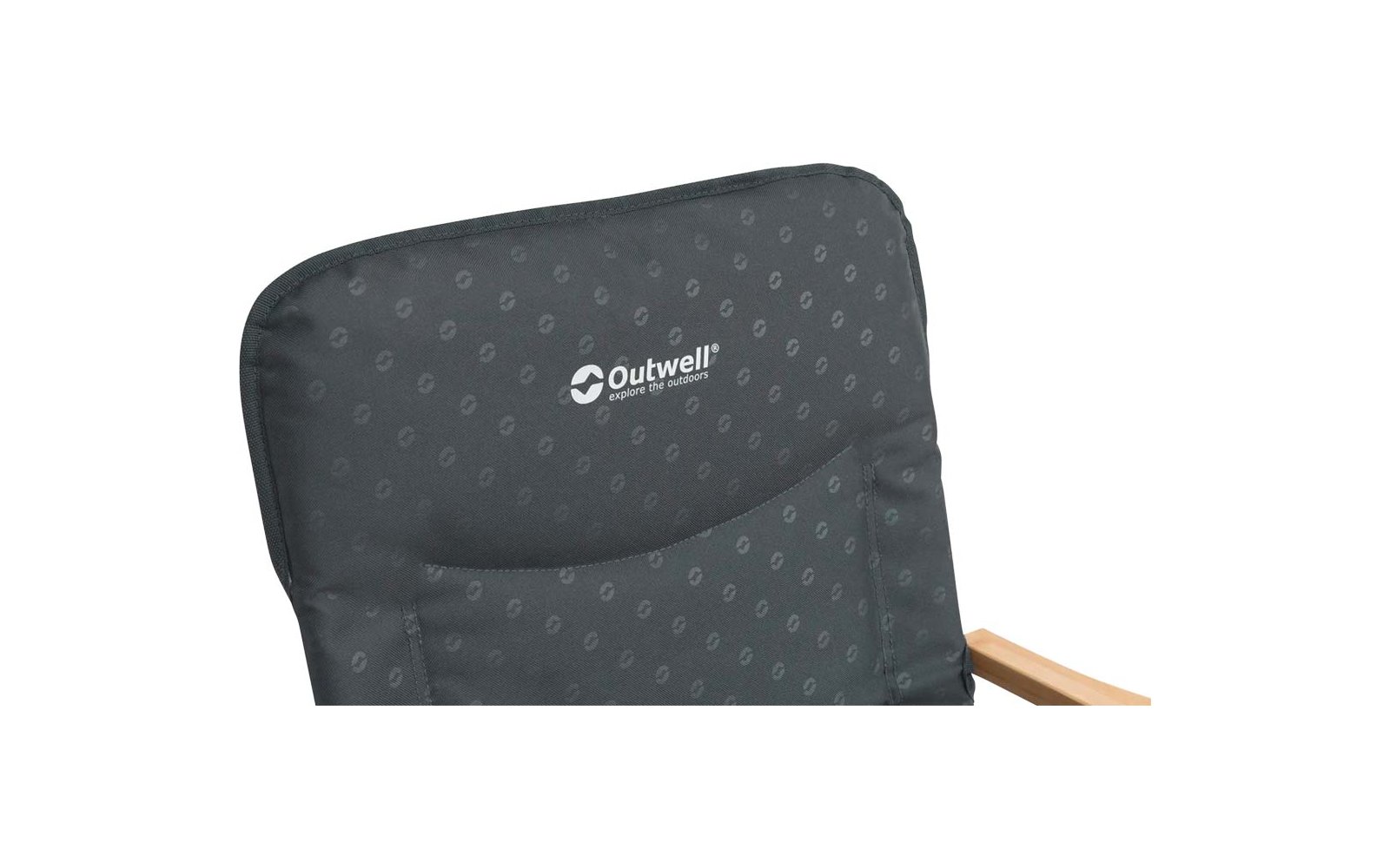 Nahaufnahme der Rückenlehne eines dunkelgrauen Stuhls mit einem Muster und dem Markenlogo Outwell
