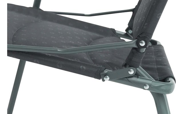 Nahaufnahme eines Stuhlbezugs aus dunkelgrauem Stoff mit Metallverstrebungen