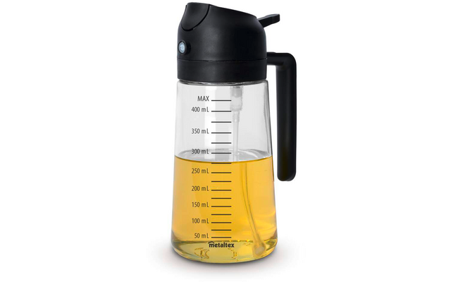 Transparente Messkanne mit schwarzem Deckel und Griff, Messskala bis 400 ml, gefüllt bis 250 ml mit gelber Flüssigkeit