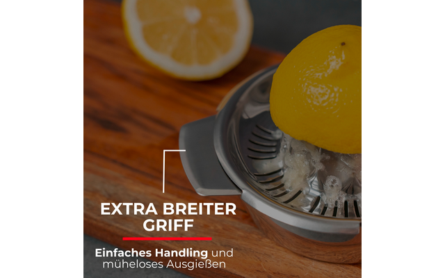 Demi-citron sur un presse-agrumes en métal posé sur une planche en bois; une autre moitié de citron en arrière-plan; texte superposé : 'EXTRA BREITER GRIFF' et 'Einfaches Handling und müheloses Ausgießen'