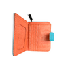 Offenes orangefarbenes Portemonnaie mit blauem Verschluss