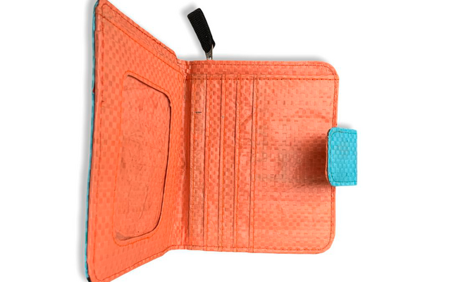 Offenes orangefarbenes Portemonnaie mit blauem Verschluss