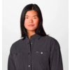 Portrait einer jungen Frau mit langen schwarzen Haaren, die eine schwarze Jacke trägt
