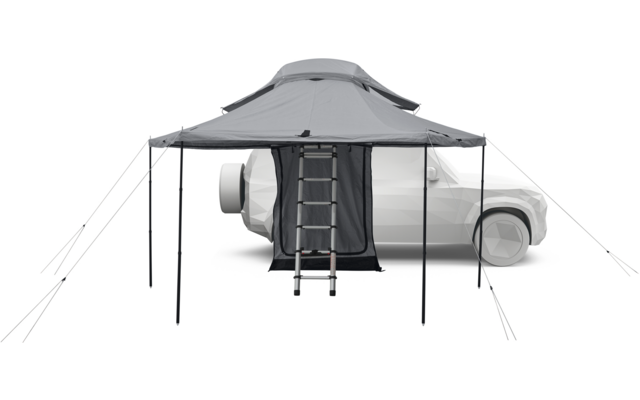 Weißes Auto mit auf dem Dach montiertem Zelt, ausgeklappte Leiter zum Zelteingang, Vordach mit Stangen und Abspannleinen