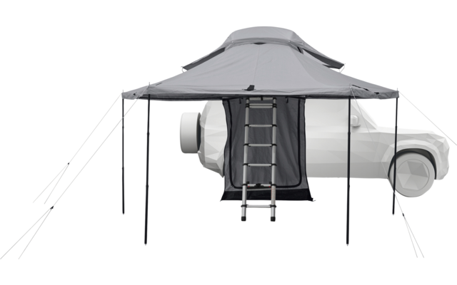 Weißes Auto mit auf dem Dach montiertem Zelt, ausgeklappte Leiter zum Zelteingang, Vordach mit Stangen und Abspannleinen