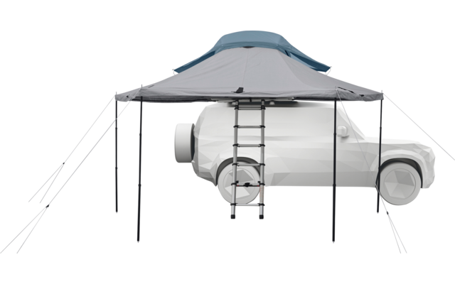 Weißes SUV mit aufgesetztem Dachzelt, ausklappbare Leiter zum Zelt, davor graues Sonnendach mit vier Stangen und Abspannleinen, Zeltoberseite türkis