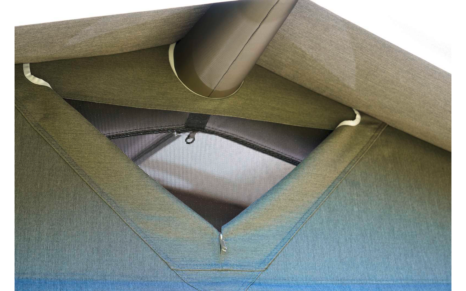 Dreieckige Öffnung in grünlichem Stoff mit Reißverschluss und innenliegendem Netz; darüber ein rundes Rohr