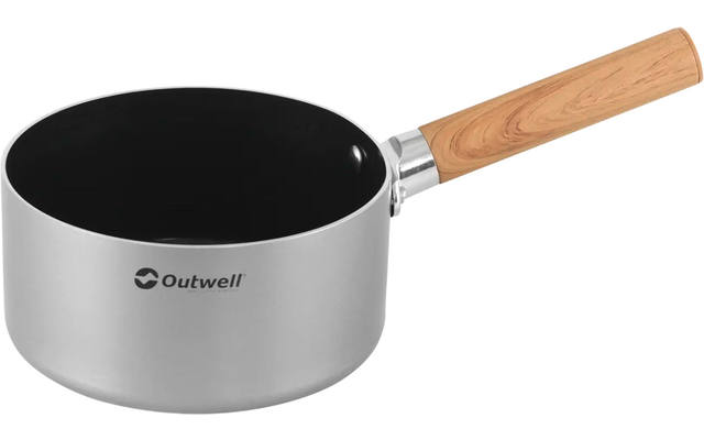 Kleine metalen pan met houten handvat en zwarte binnenkant