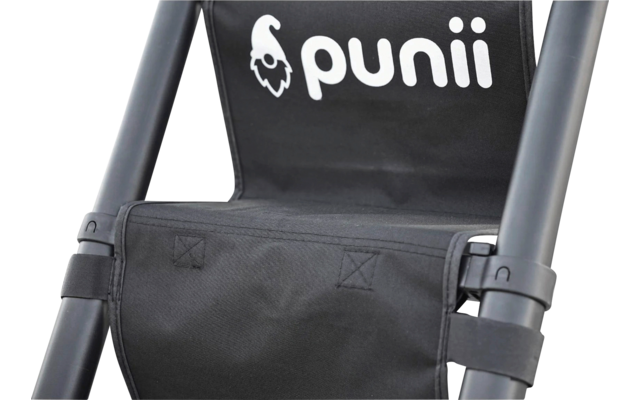 Schwarzes Stoffpaneel mit weißer Aufschrift 'punii' zwischen zwei grauen Metallrohren, darunter eine schwarze Tasche mit Riemen
