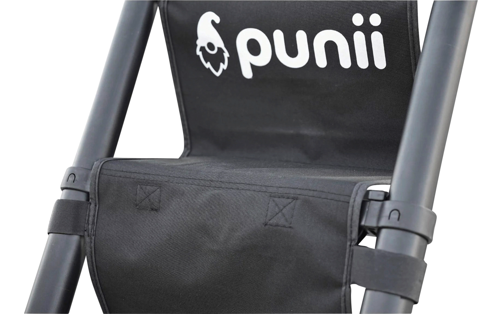 Schwarzes Stoffpaneel mit weißer Aufschrift 'punii' zwischen zwei grauen Metallrohren, darunter eine schwarze Tasche mit Riemen