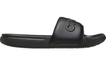 Schwarze Slide-Pantolette, seitliche Ansicht, einzelner Schuh, breiter Riemen mit rundem, geprägtem Logo, profilierte Sohle