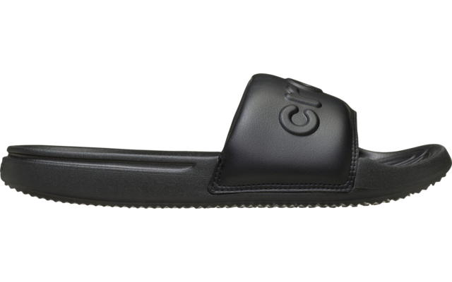 Schwarze Slide-Pantolette, seitliche Ansicht, einzelner Schuh, breiter Riemen mit rundem, geprägtem Logo, profilierte Sohle