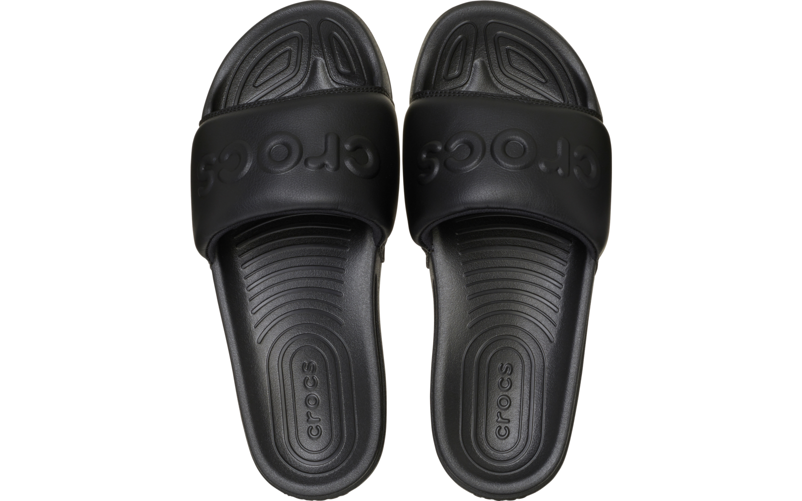Paar schwarze Slide-Pantoletten von oben, geprägtes "crocs"-Logo auf den Riemen