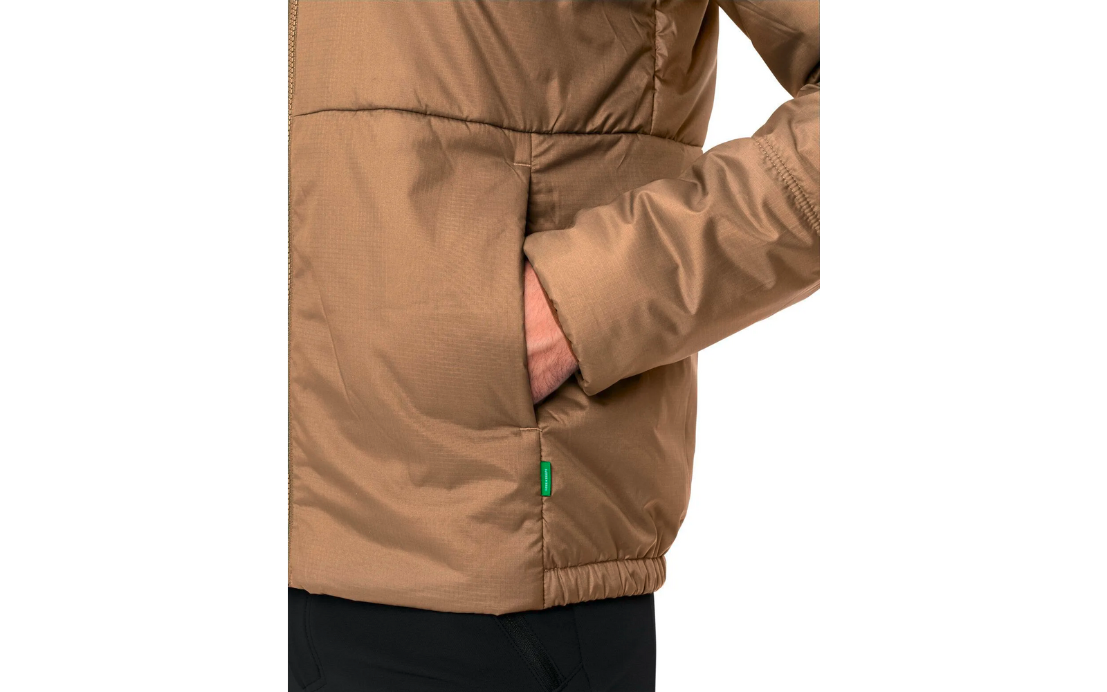 Braune Jacke mit Hand in der Tasche