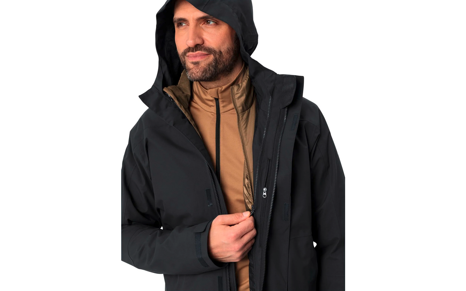 Mann mit Kapuzenjacke hält Reißverschluss fest