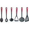 Seis utensilios de cocina negros con inserciones rojas en las empuñaduras sobre fondo blanco: cuchara, recogeespaguetis, cucharón, machacador de patatas, espumadera perforada, espátula ranurada