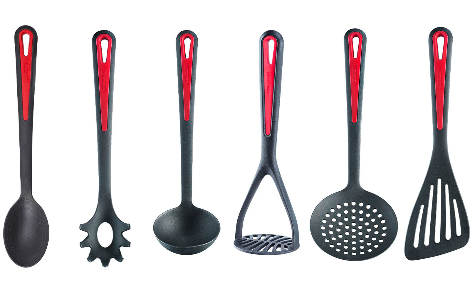 Seis utensilios de cocina negros con inserciones rojas en las empuñaduras sobre fondo blanco: cuchara, recogeespaguetis, cucharón, machacador de patatas, espumadera perforada, espátula ranurada