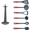 Soporte negro con base cuadrada y seis utensilios de cocina negros con detalles rojos en los mangos (de arriba abajo: espátula ranurada, espumadera perforada, machacador, cucharón, cucharón para pasta, cuchara de servir)
