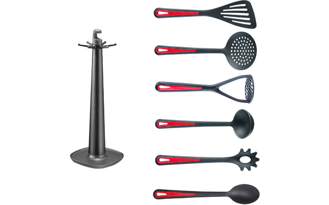 Soporte negro con base cuadrada y seis utensilios de cocina negros con detalles rojos en los mangos (de arriba abajo: espátula ranurada, espumadera perforada, machacador, cucharón, cucharón para pasta, cuchara de servir)