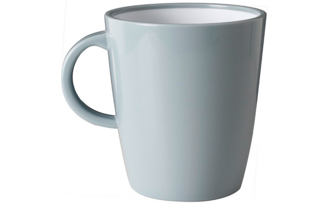 Hellgrau-bläuliche Keramiktasse mit Henkel links und weißem Innenraum auf hellem Hintergrund