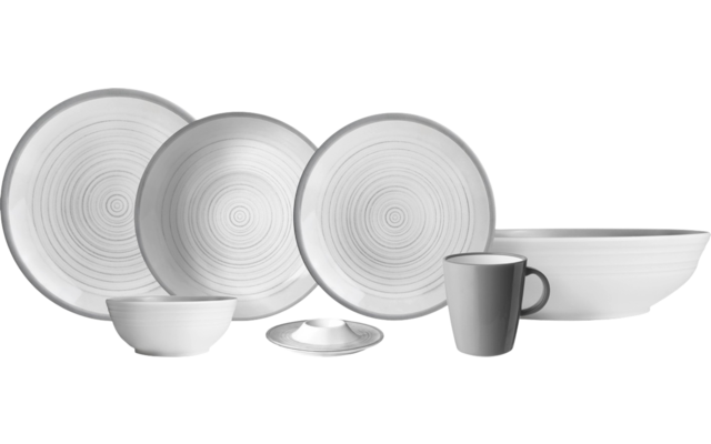 Drei flache Teller mit konzentrischen Ringen, eine große Schüssel, eine kleine Schüssel, eine flache Schale und eine Tasse mit Henkel