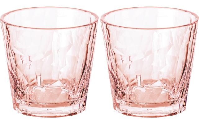 Zwei leere rote Whiskeygläser mit facettiertem Muster