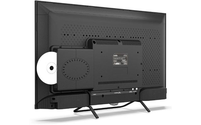 Achteraanzicht van een zwarte flatscreen-tv op twee pootjes, met ventilatieopeningen, aangesloten kabels, een zilveren schijf (cd/dvd) half ingestoken aan de zijkant en een rij aansluitingen onderaan