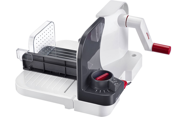 Affettatrice da cucina manuale in plastica bianca e grigia, maniglia a manovella rossa, piano di taglio regolabile, spintore trasparente e lama visibile