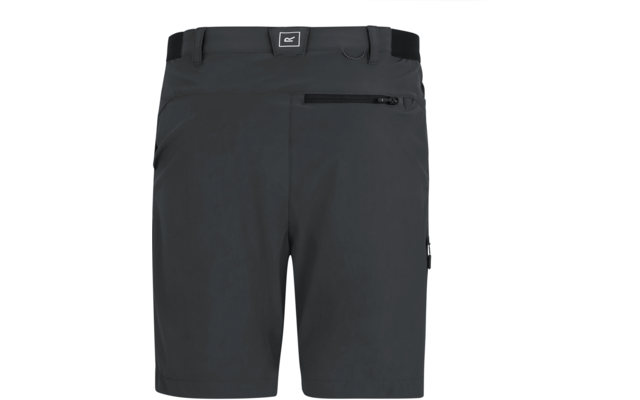 Vorderansicht einer kurzen dunkelgrauen Shorts mit breitem Bund, Gürtelschlaufen, mittigem Logo-Patch und horizontaler Reißverschlusstasche rechts
